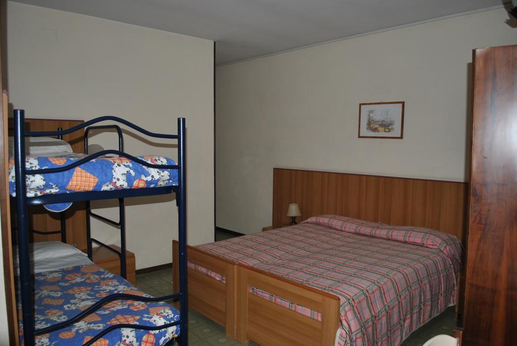 Albergo Alla Rocca Garda  Zimmer foto