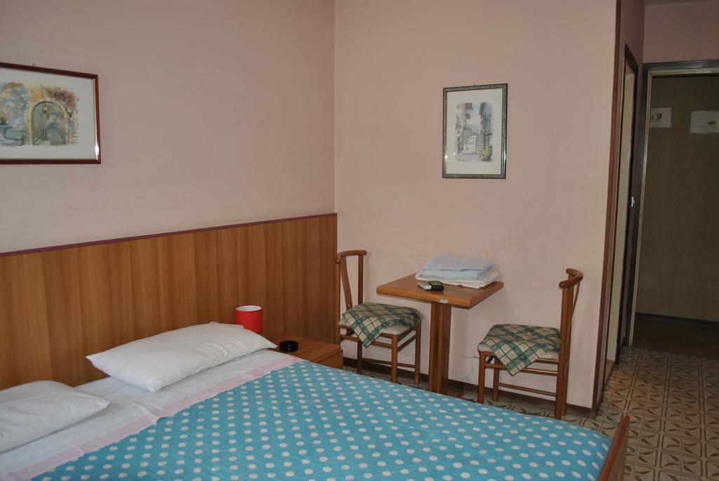 Albergo Alla Rocca Garda  Zimmer foto